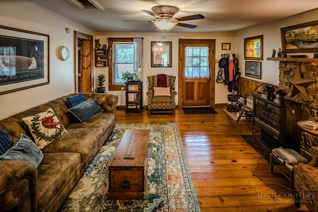 Image number 6 for the current listing