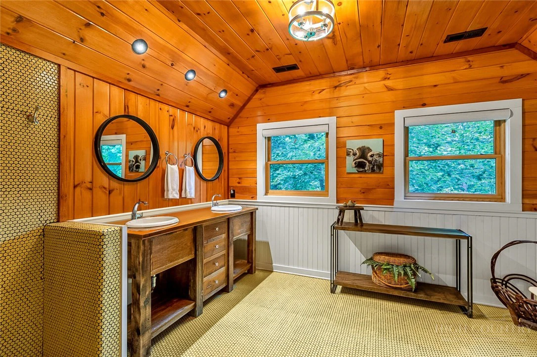 Image number 21 for the current listing