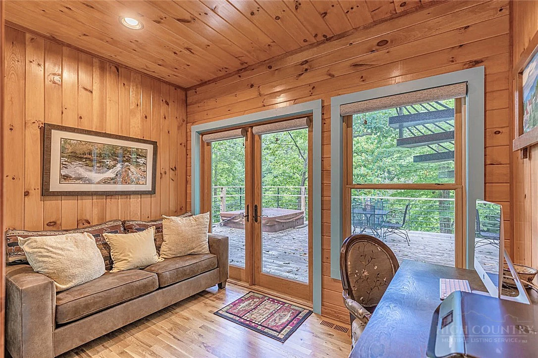 Image number 15 for the current listing