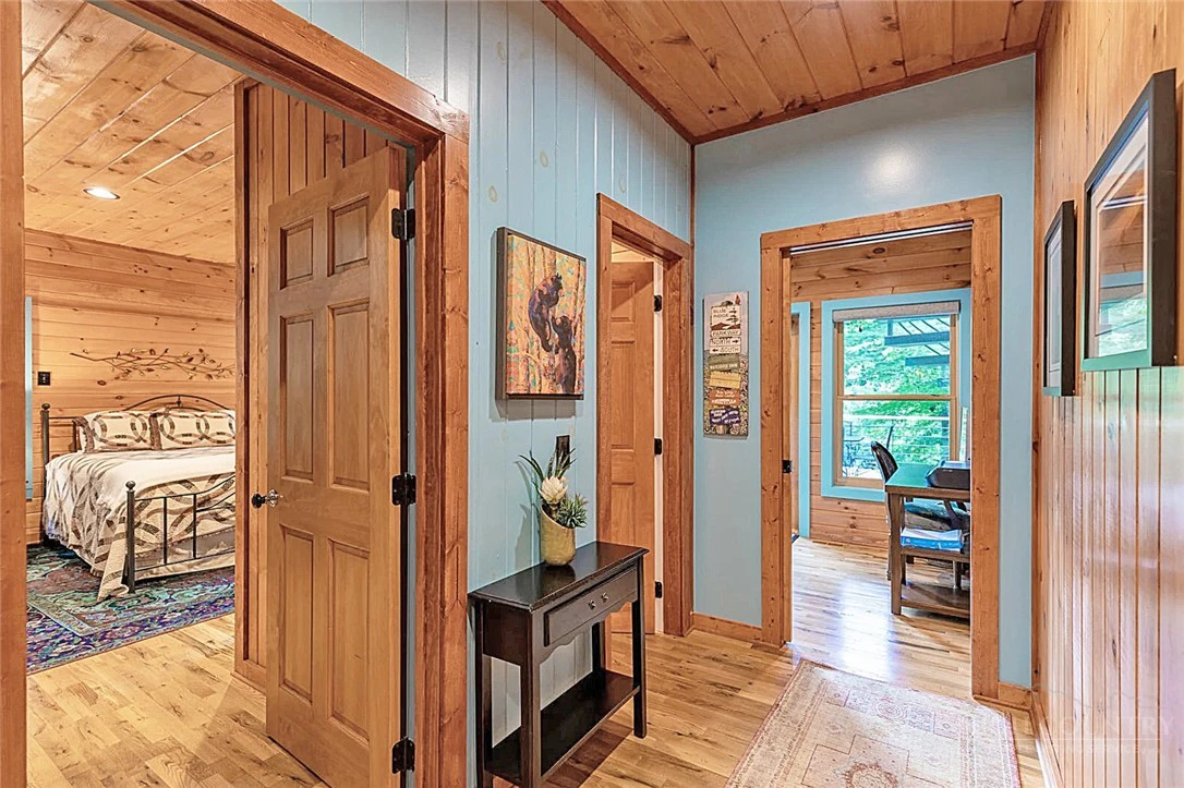 Image number 14 for the current listing