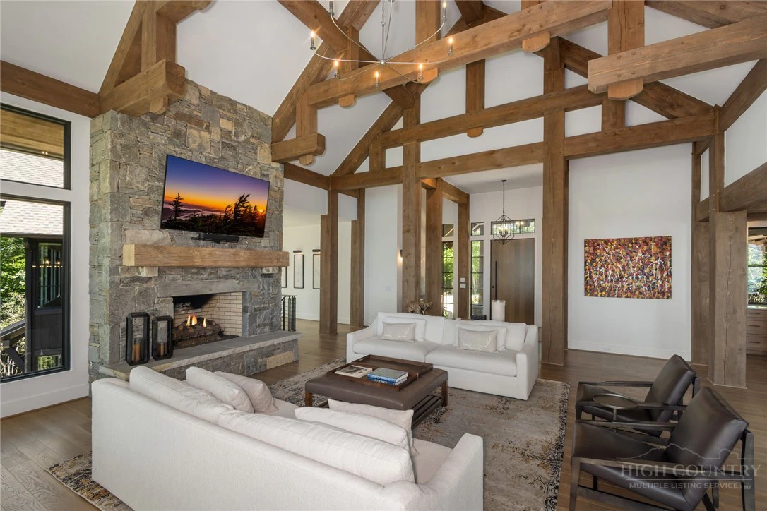 Image number 19 for the current listing