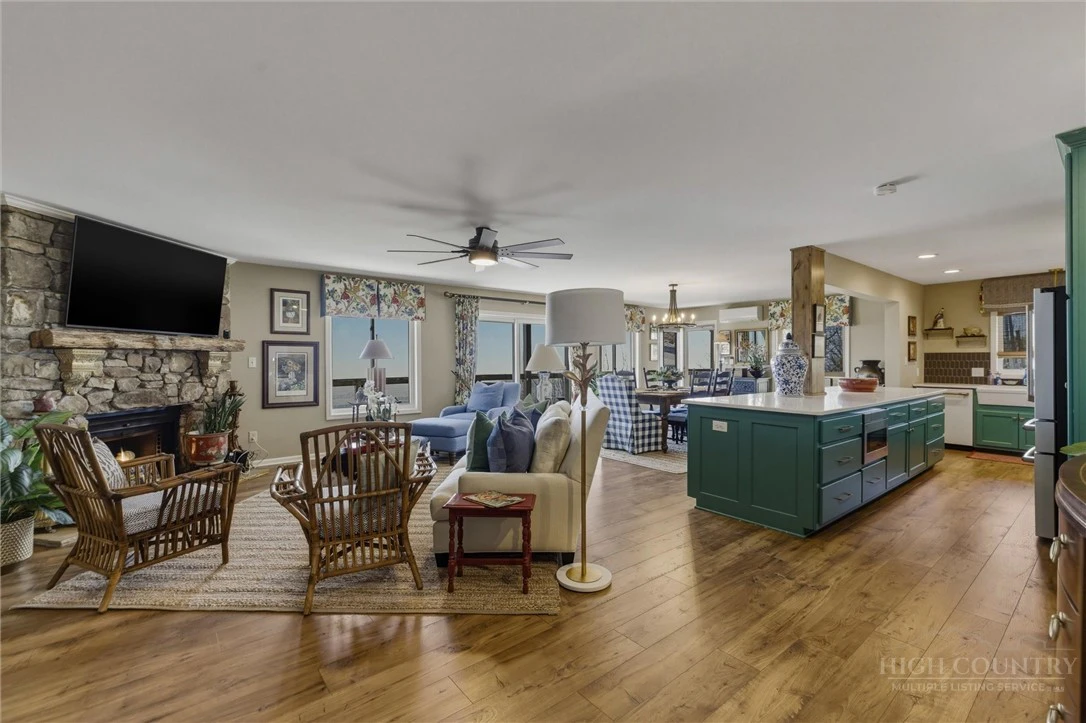 Image number 15 for the current listing