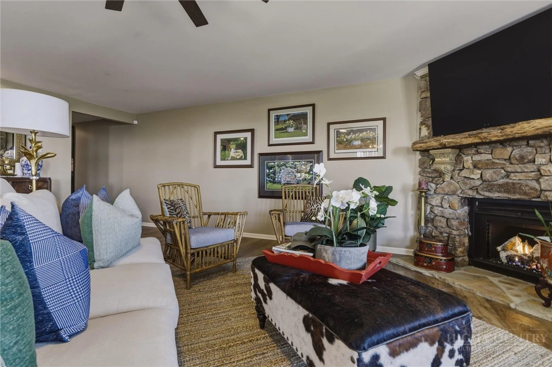 Image number 17 for the current listing