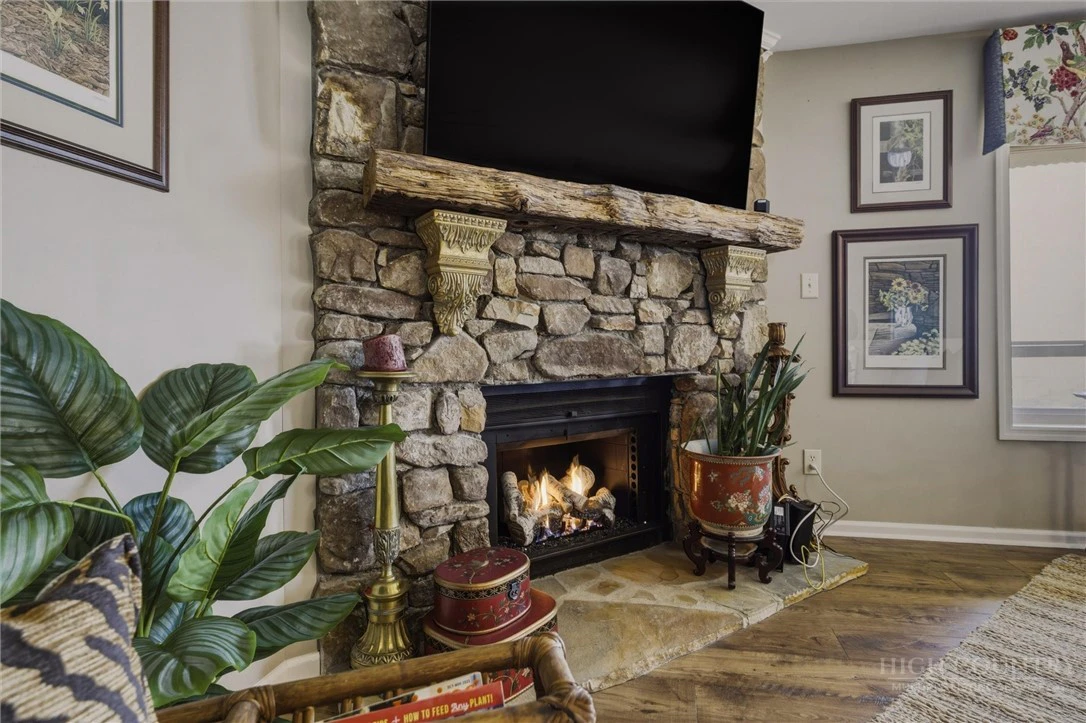 Image number 18 for the current listing