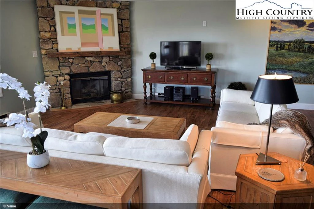 Image number 19 for the current listing