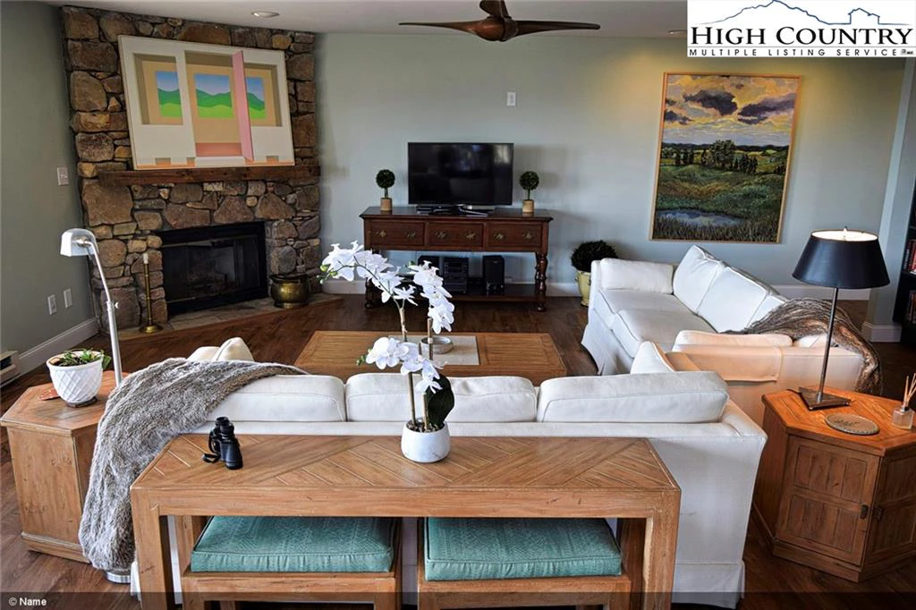 Image number 18 for the current listing