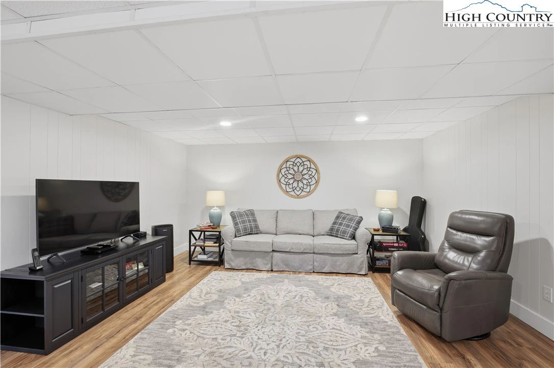 Image number 12 for the current listing
