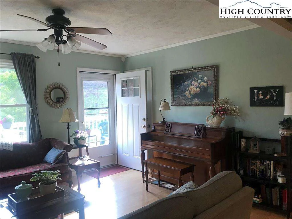 Image number 19 for the current listing
