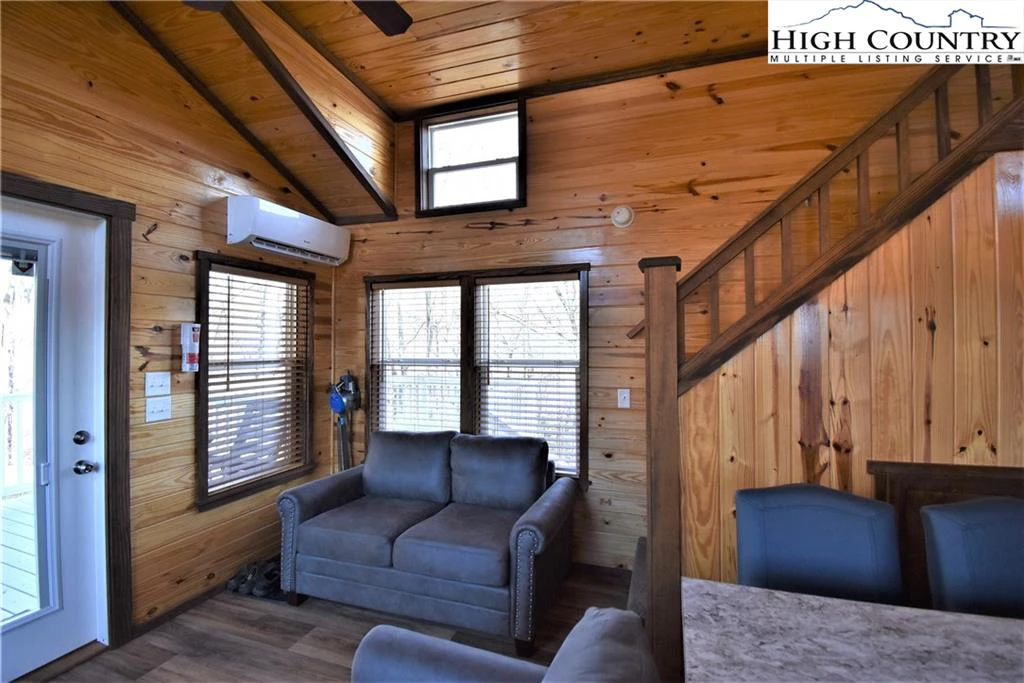Image number 20 for the current listing