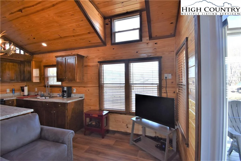 Image number 18 for the current listing