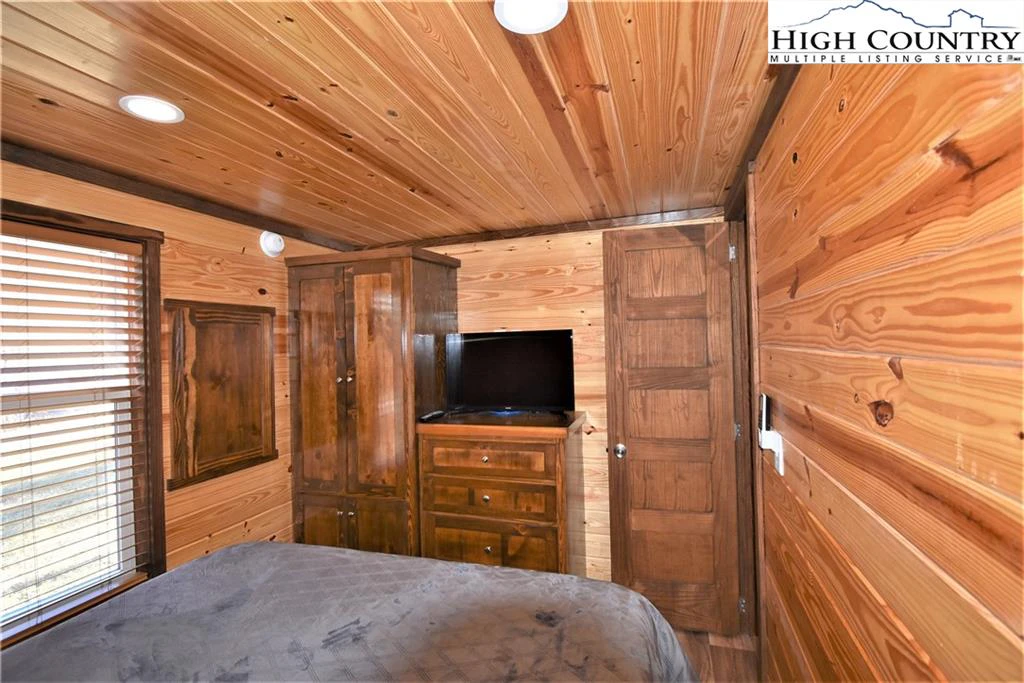 Image number 12 for the current listing