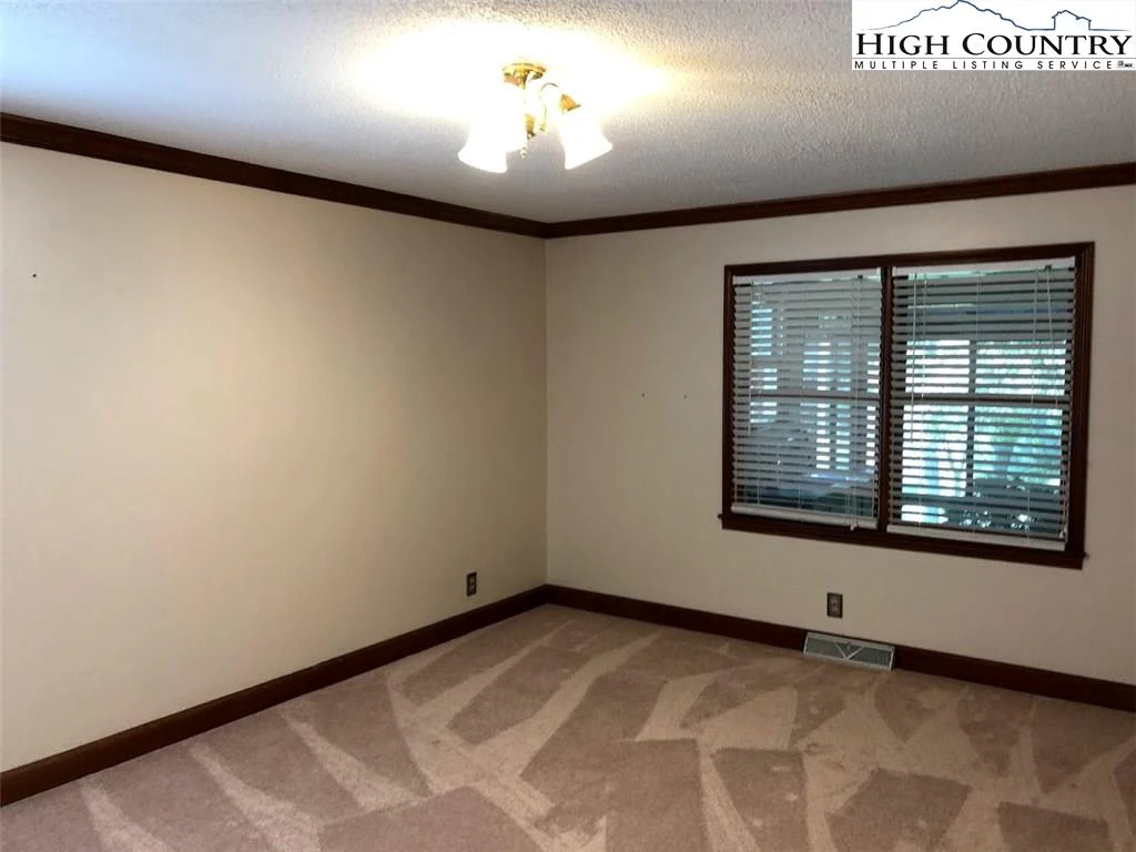 Image number 3 for the current listing