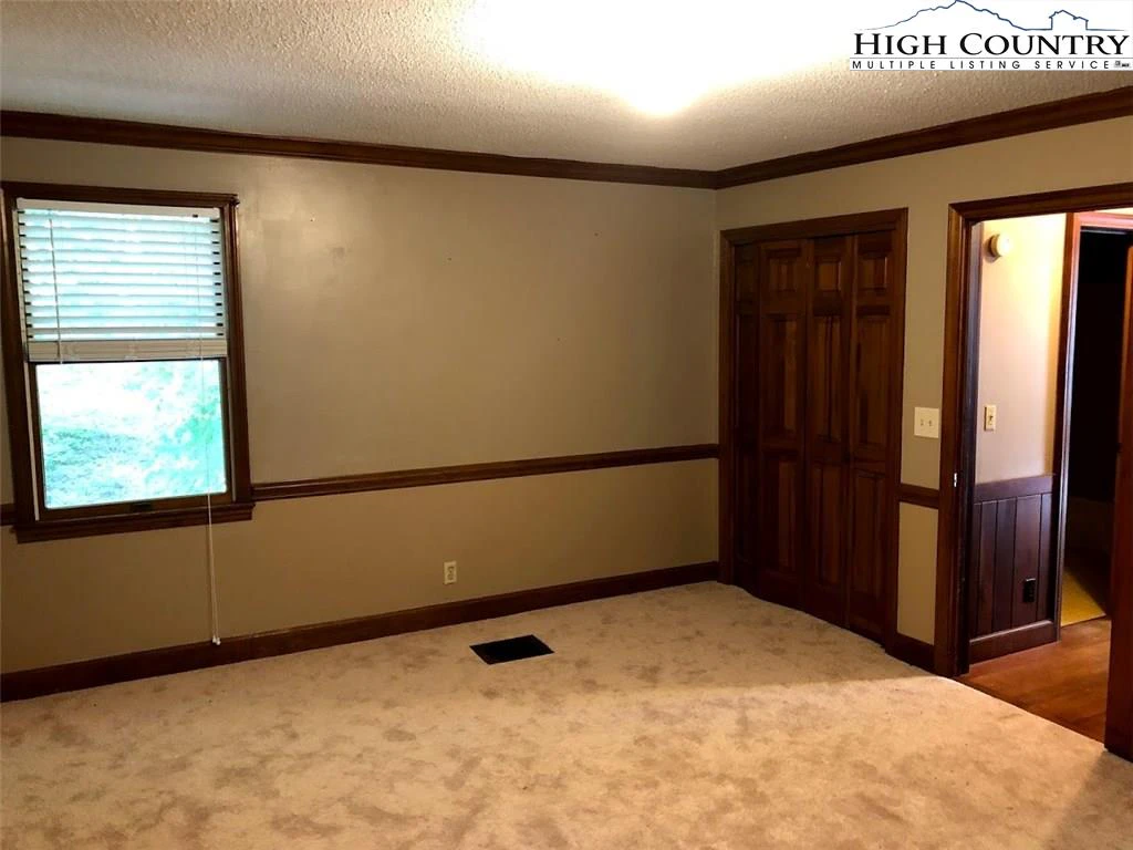 Image number 11 for the current listing