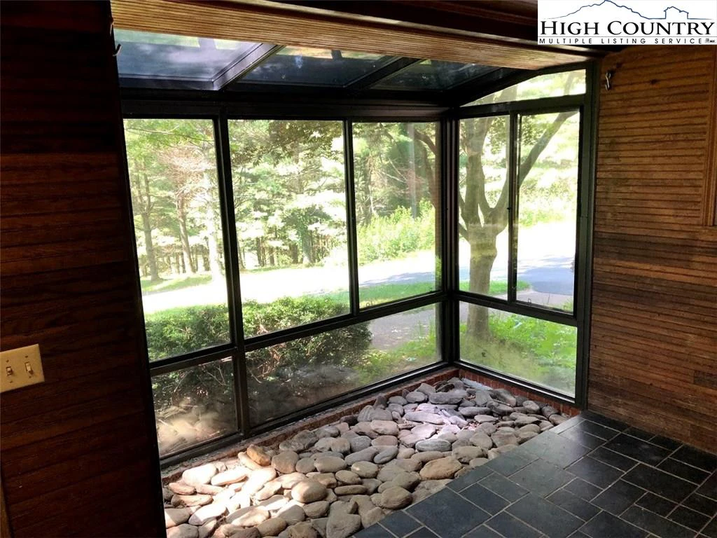 Image number 14 for the current listing