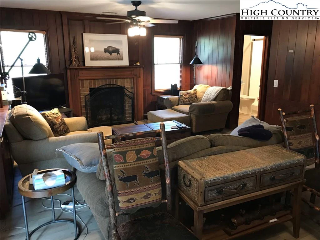 Image number 3 for the current listing