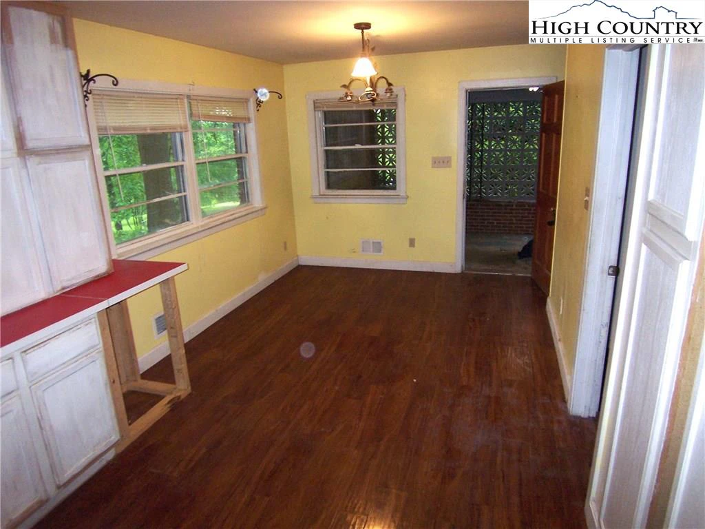 Image number 18 for the current listing