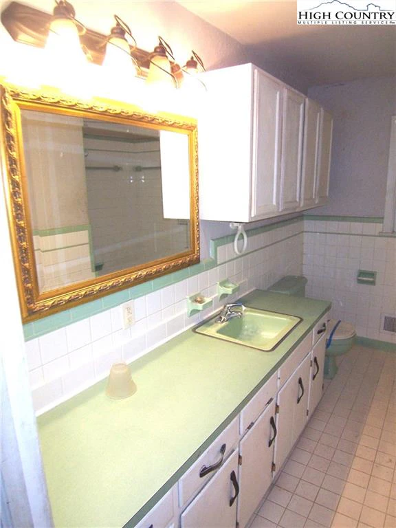 Image number 14 for the current listing