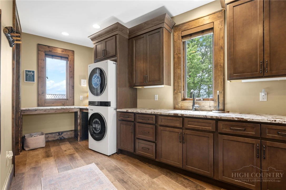 Image number 14 for the current listing