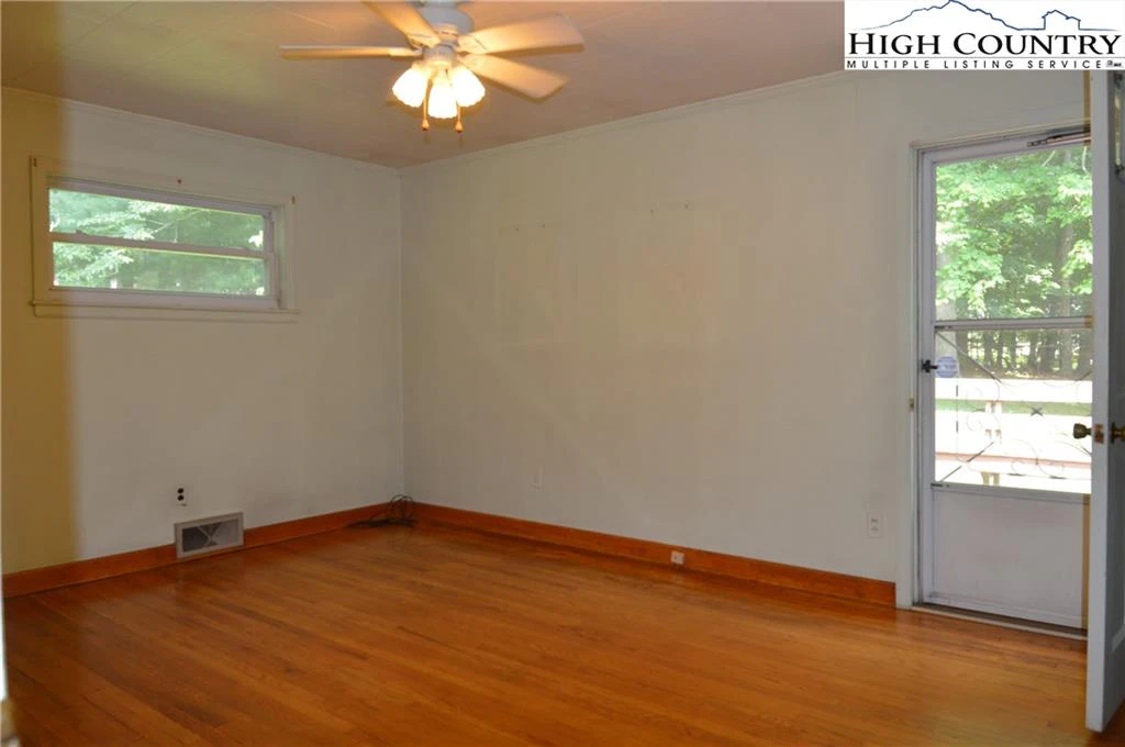 Image number 12 for the current listing