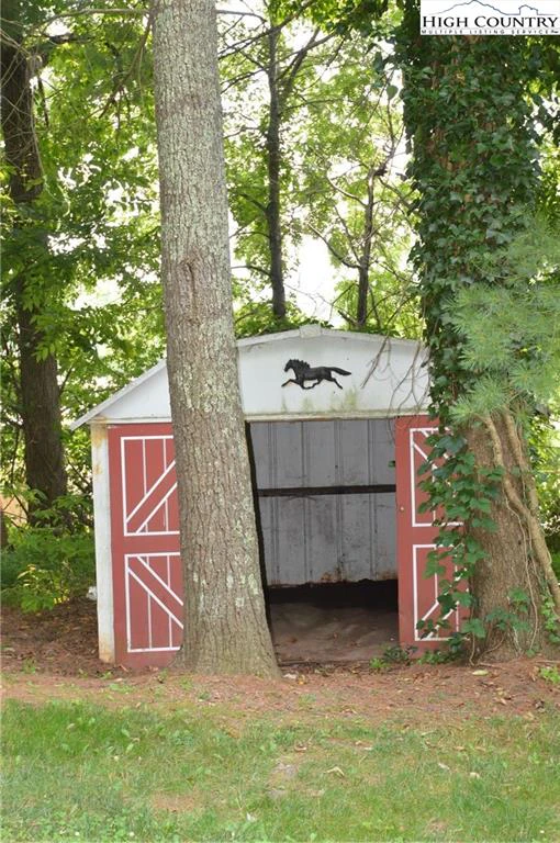 Image number 14 for the current listing