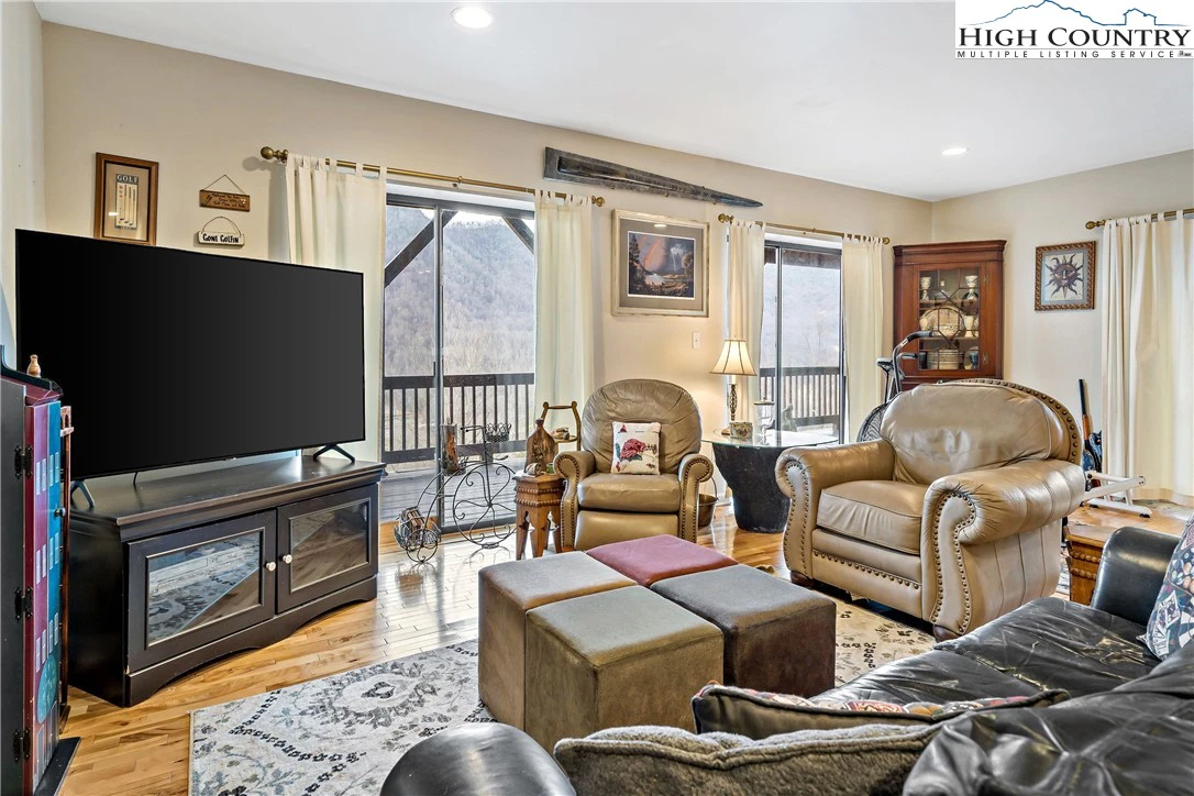 Image number 14 for the current listing