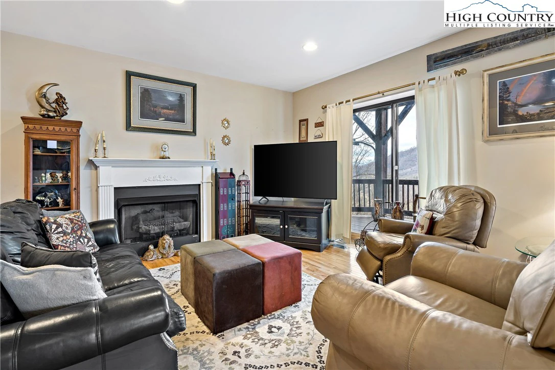 Image number 15 for the current listing