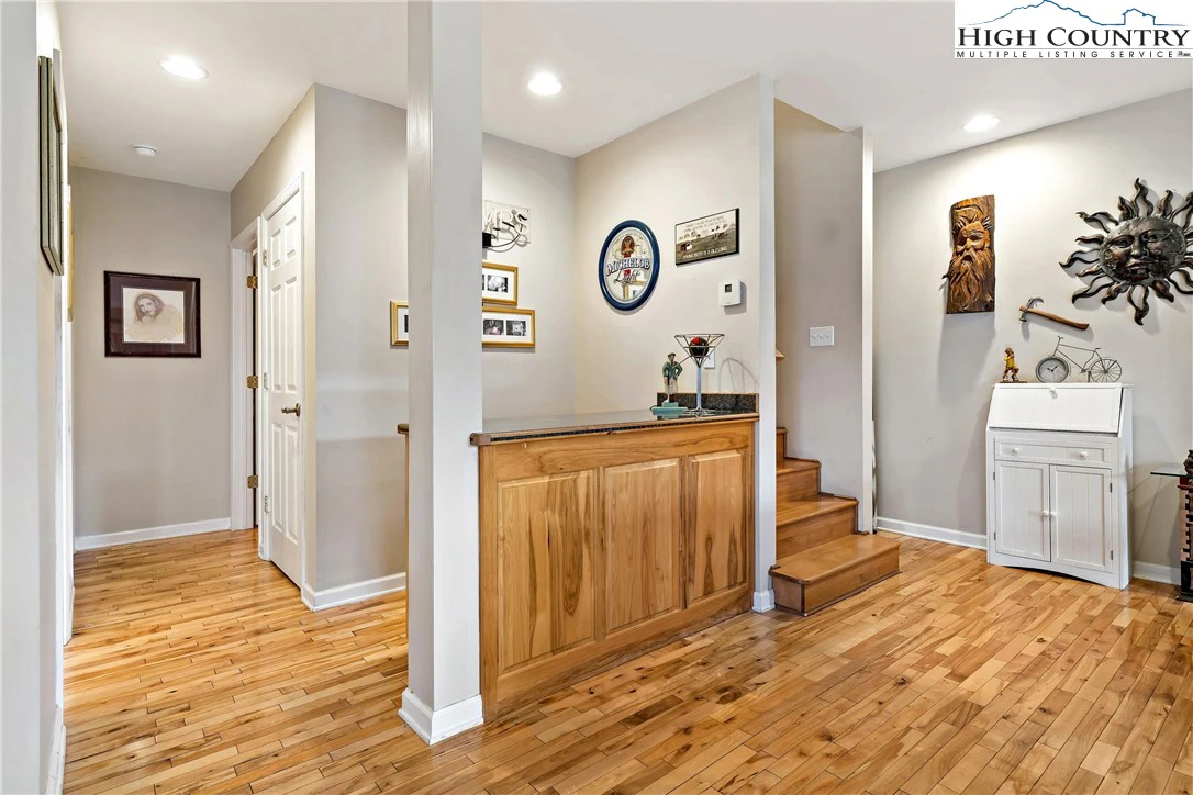 Image number 18 for the current listing