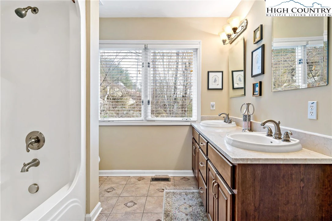 Image number 6 for the current listing
