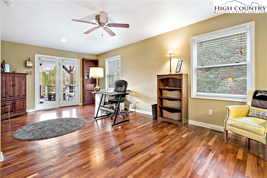Image number 4 for the current listing