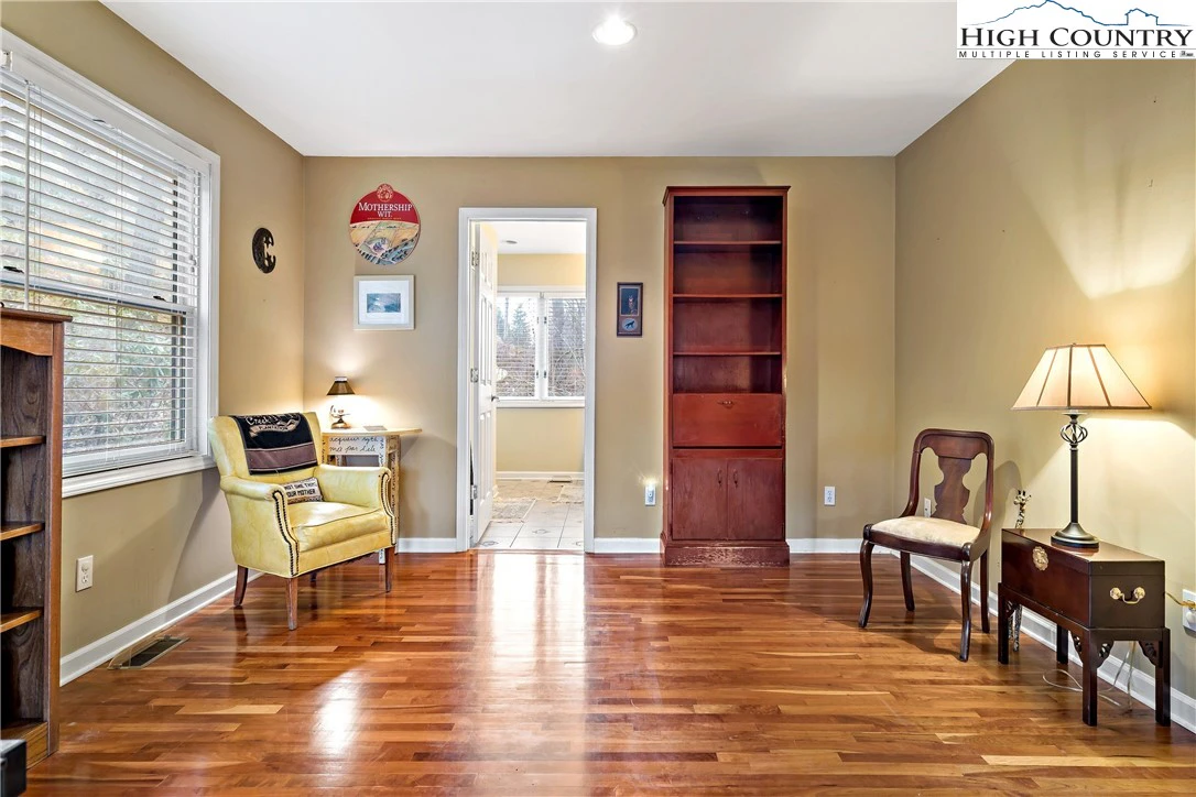 Image number 5 for the current listing