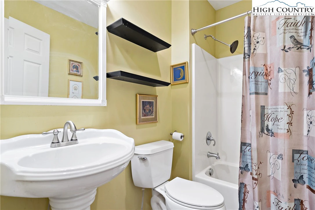 Image number 19 for the current listing
