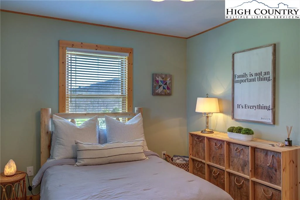 Image number 8 for the current listing