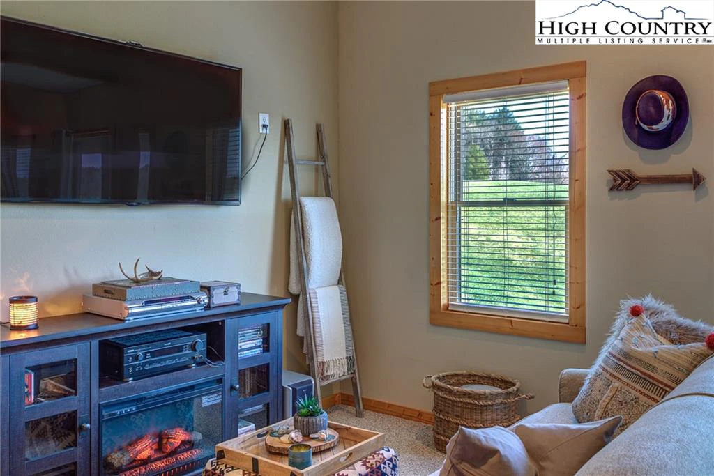 Image number 13 for the current listing