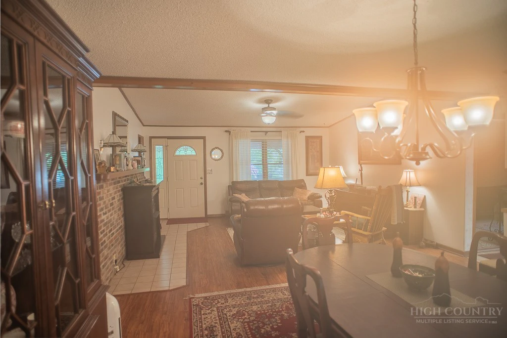 Image number 4 for the current listing