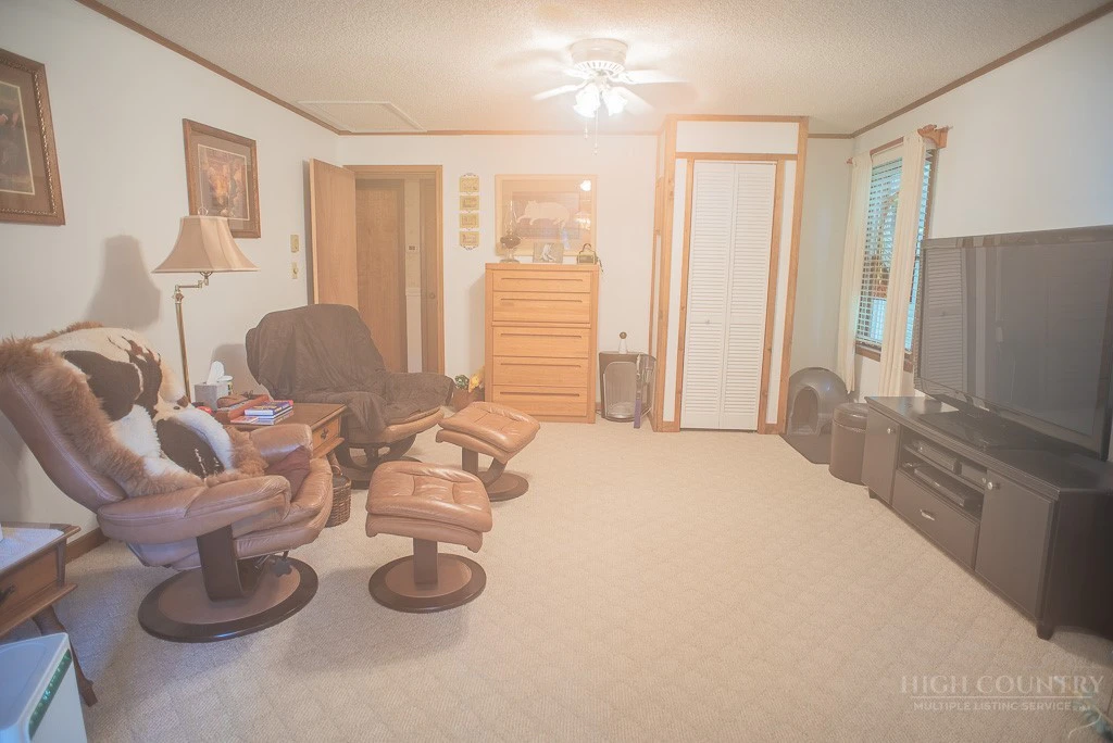 Image number 15 for the current listing