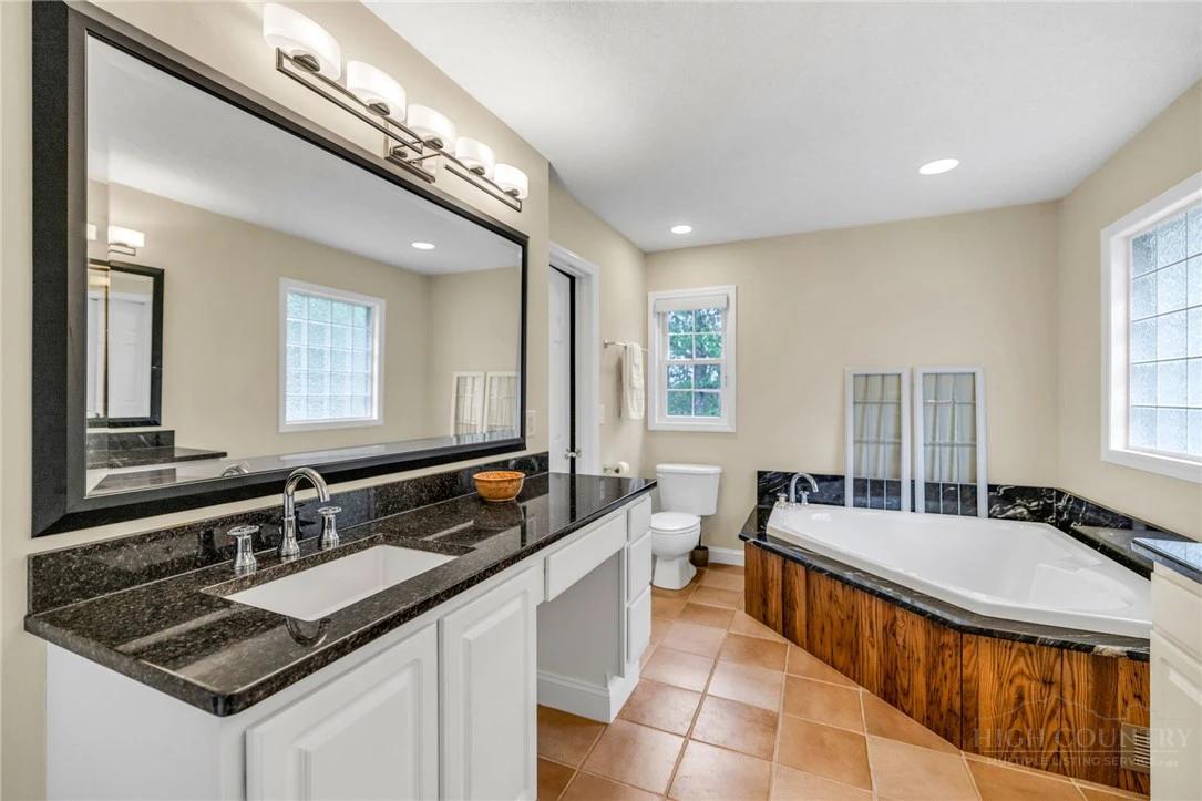 Image number 4 for the current listing