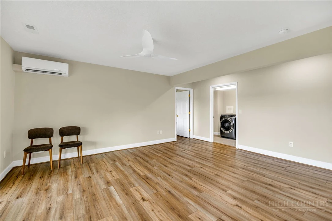 Image number 9 for the current listing