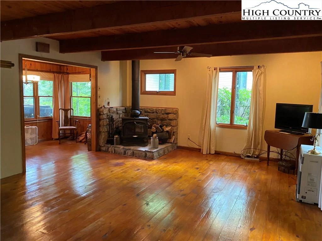 Image number 19 for the current listing