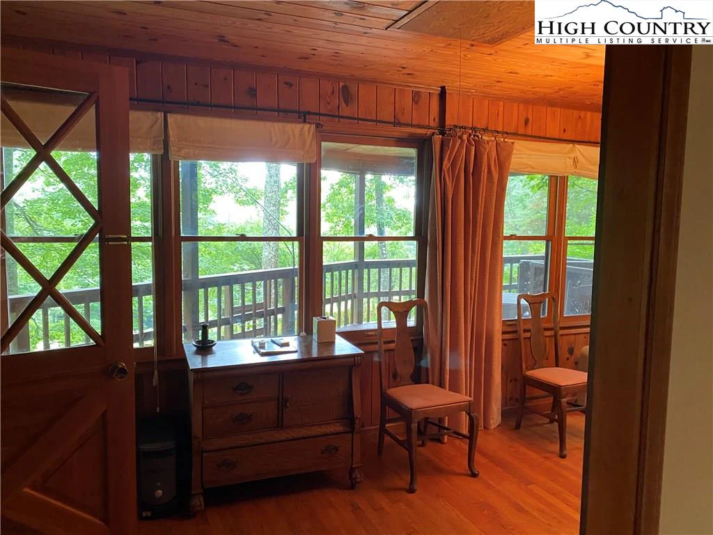 Image number 14 for the current listing