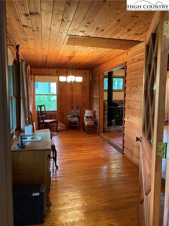 Image number 13 for the current listing