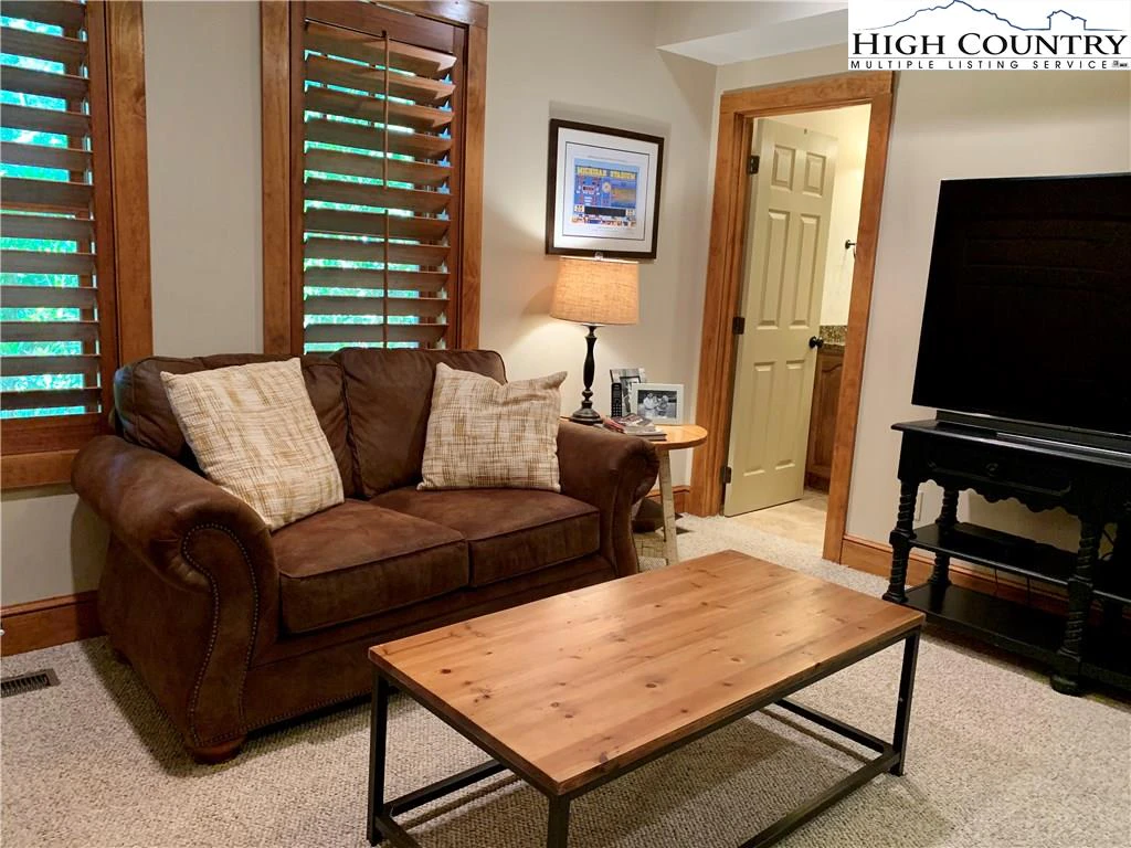 Image number 6 for the current listing