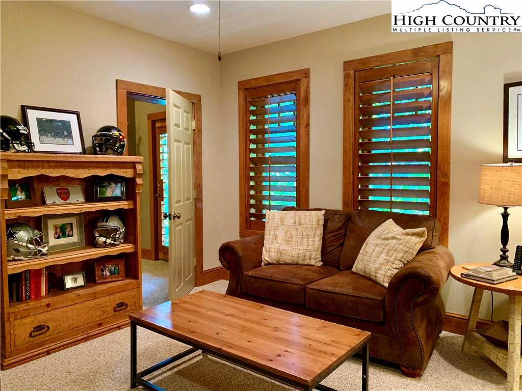 Image number 7 for the current listing