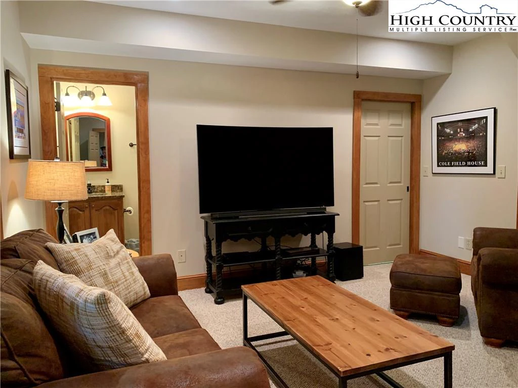 Image number 8 for the current listing