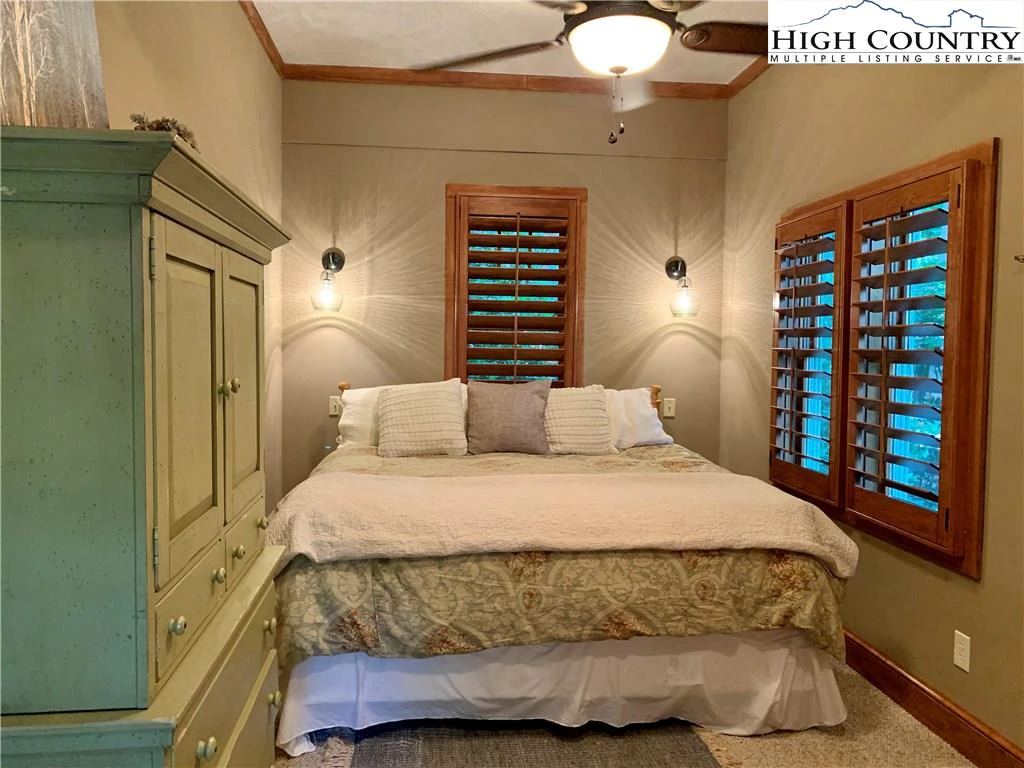 Image number 9 for the current listing