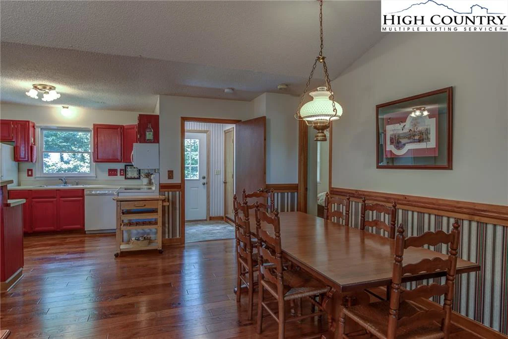 Image number 19 for the current listing