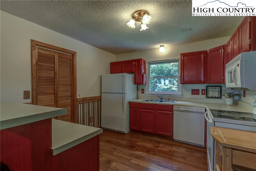 Image number 18 for the current listing