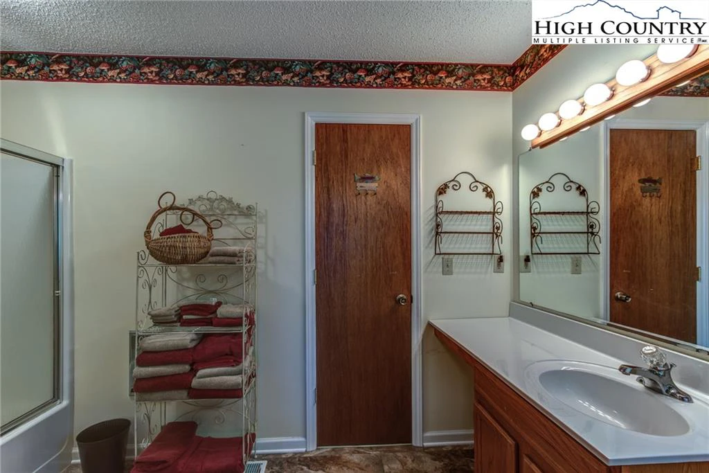 Image number 15 for the current listing