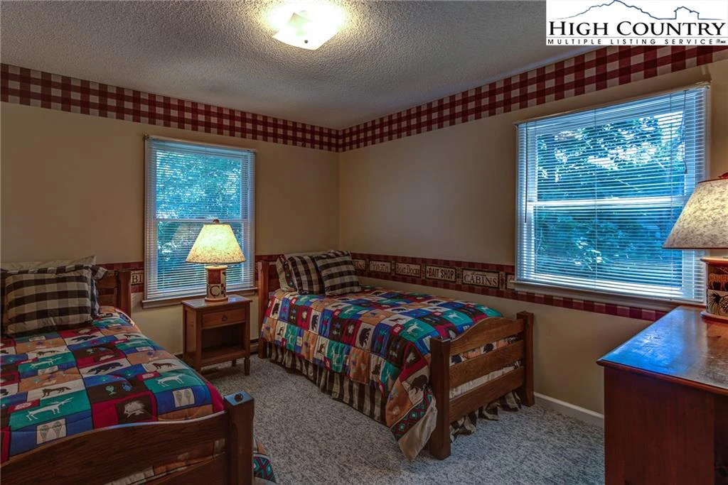 Image number 14 for the current listing