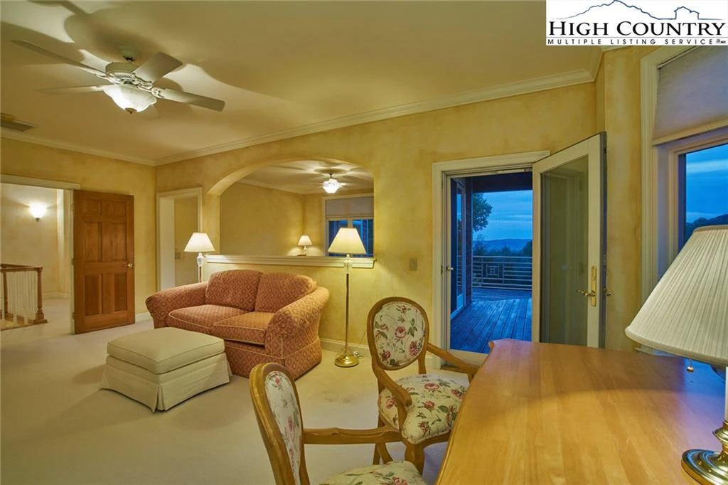 Image number 9 for the current listing