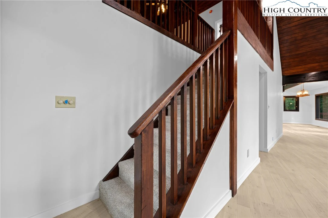Image number 5 for the current listing